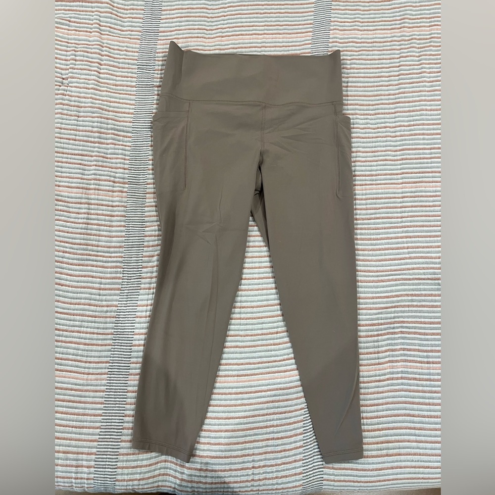 Athleta salutation stash cinch 7/8 tight size large
Worn once or twice